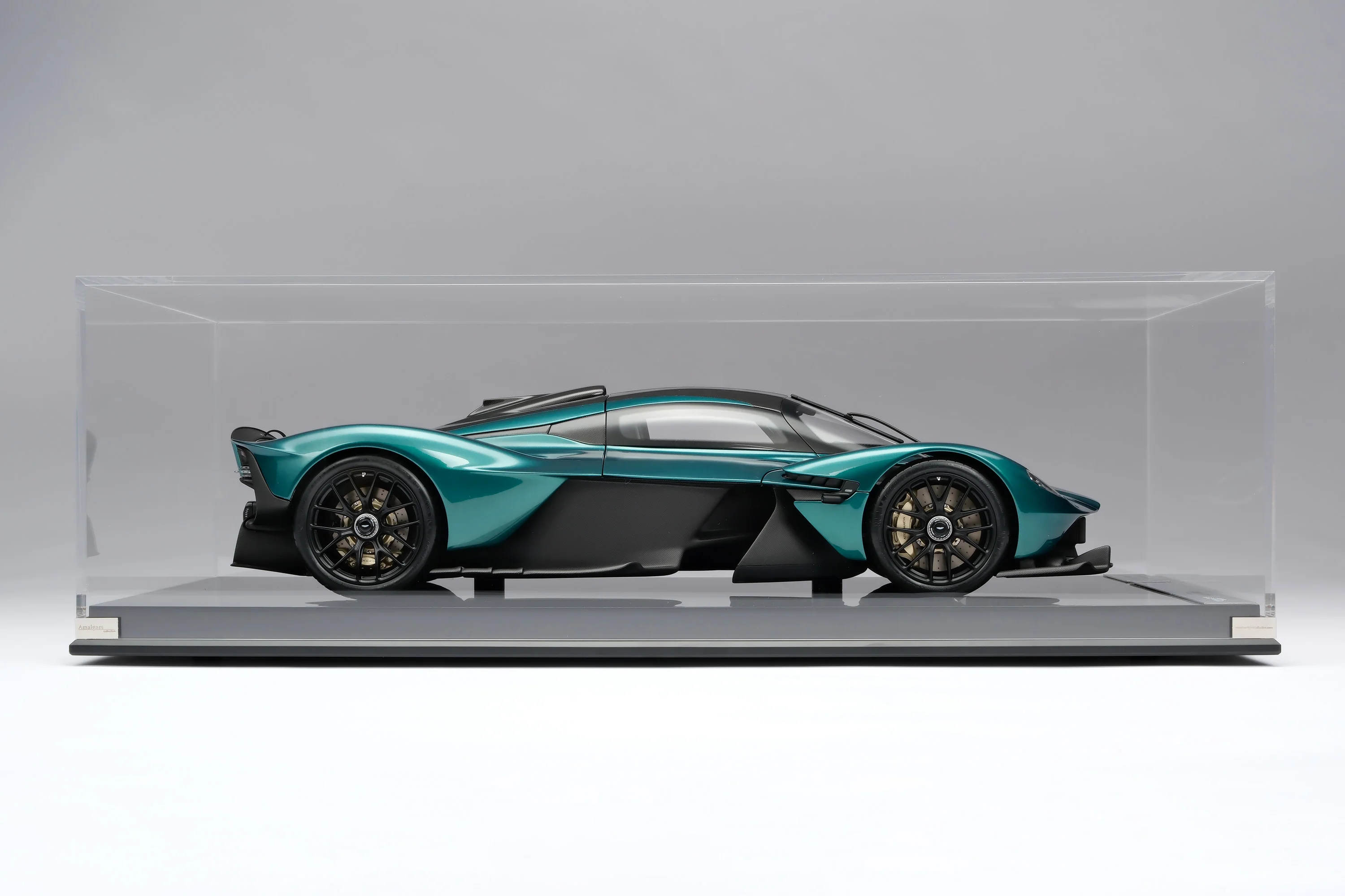 Aston Martin Valkyrie (2021) - Image 15