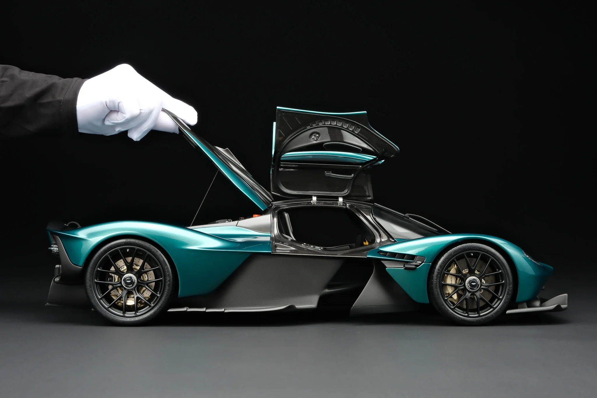 Aston Martin Valkyrie (2021) - Image 3