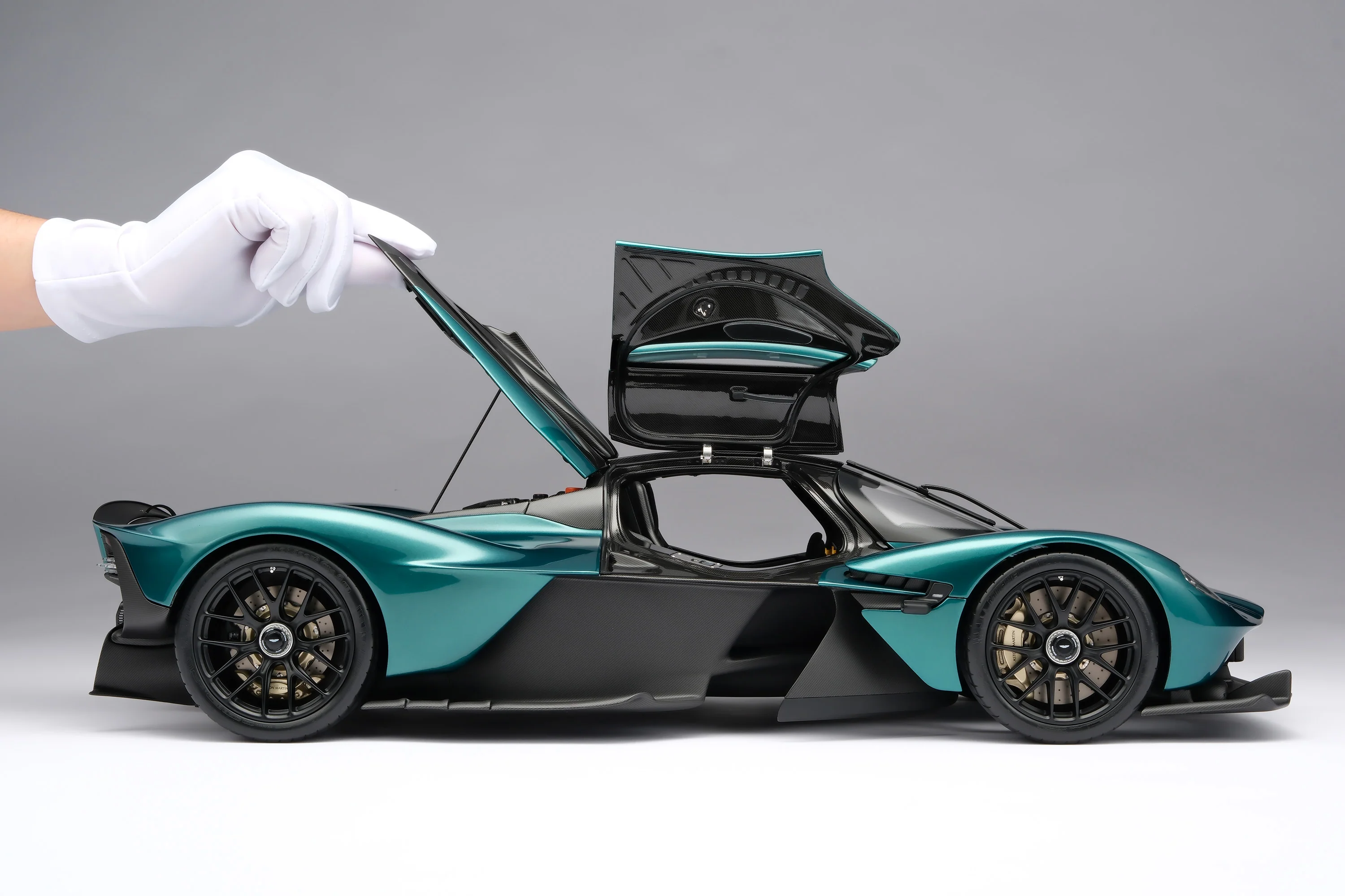 Aston Martin Valkyrie (2021) - Image 4