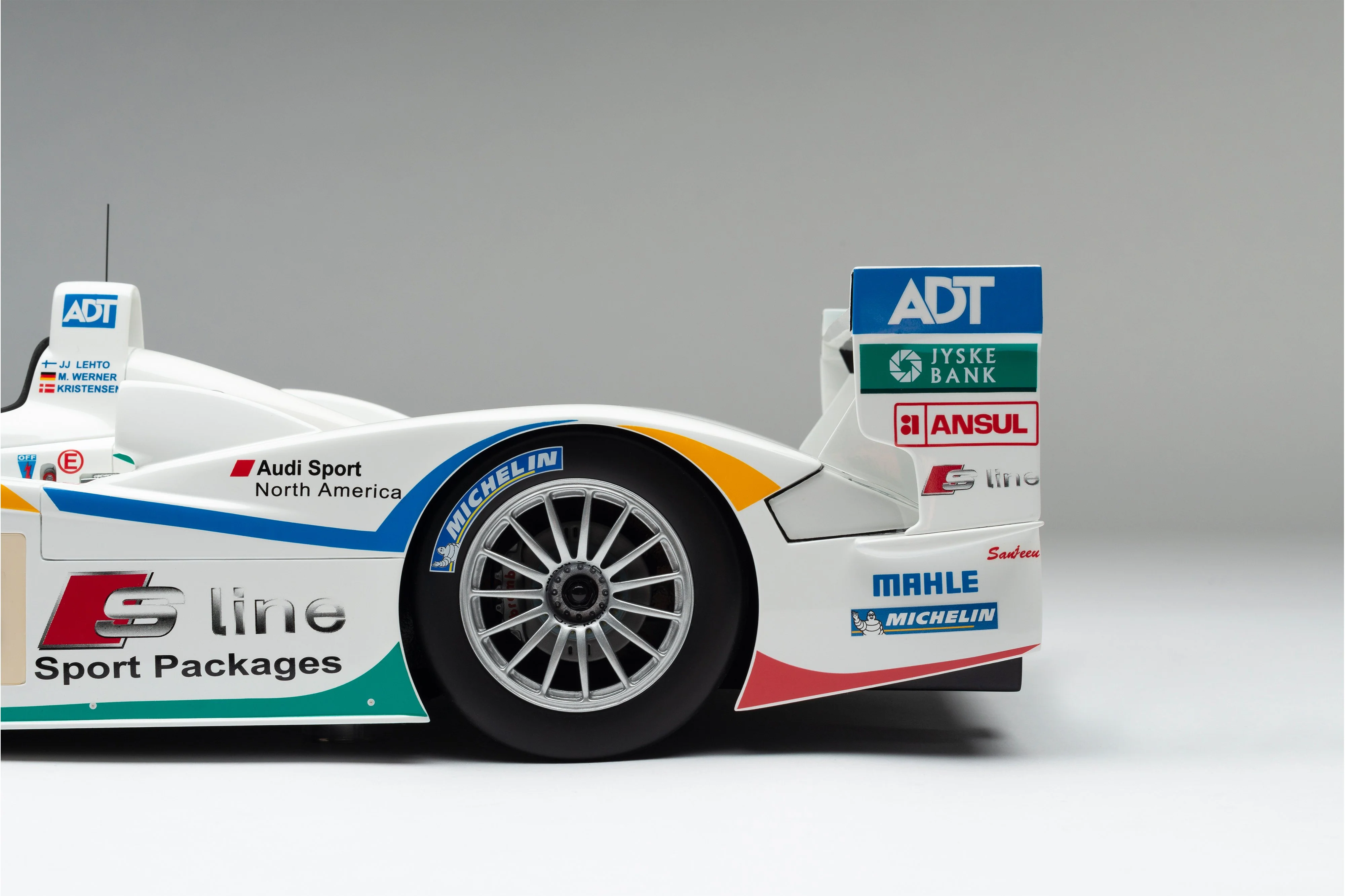 Audi R8 - 2005 Le Mans Winner - Image 11