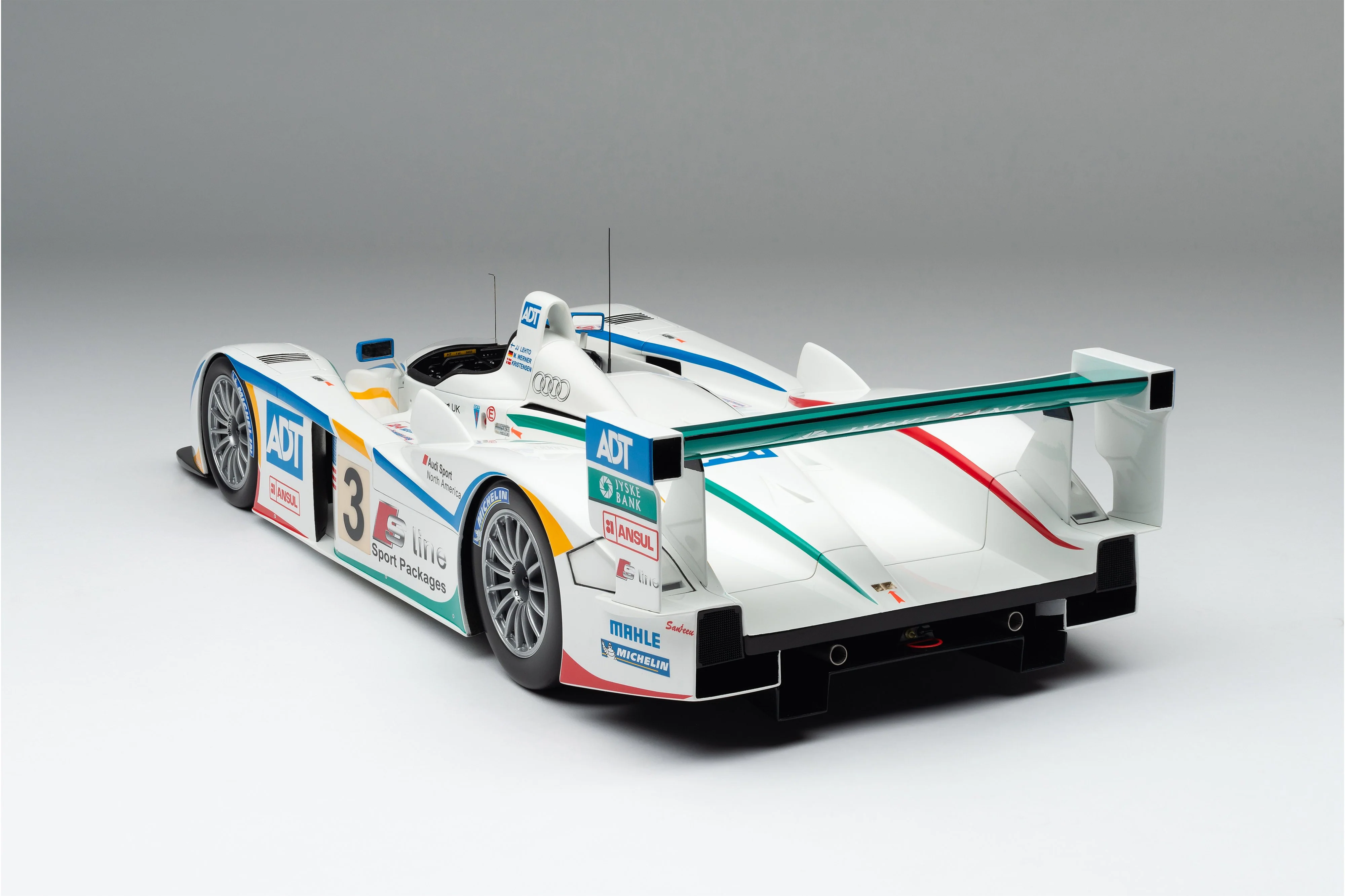 Audi R8 - 2005 Le Mans Winner - Image 12