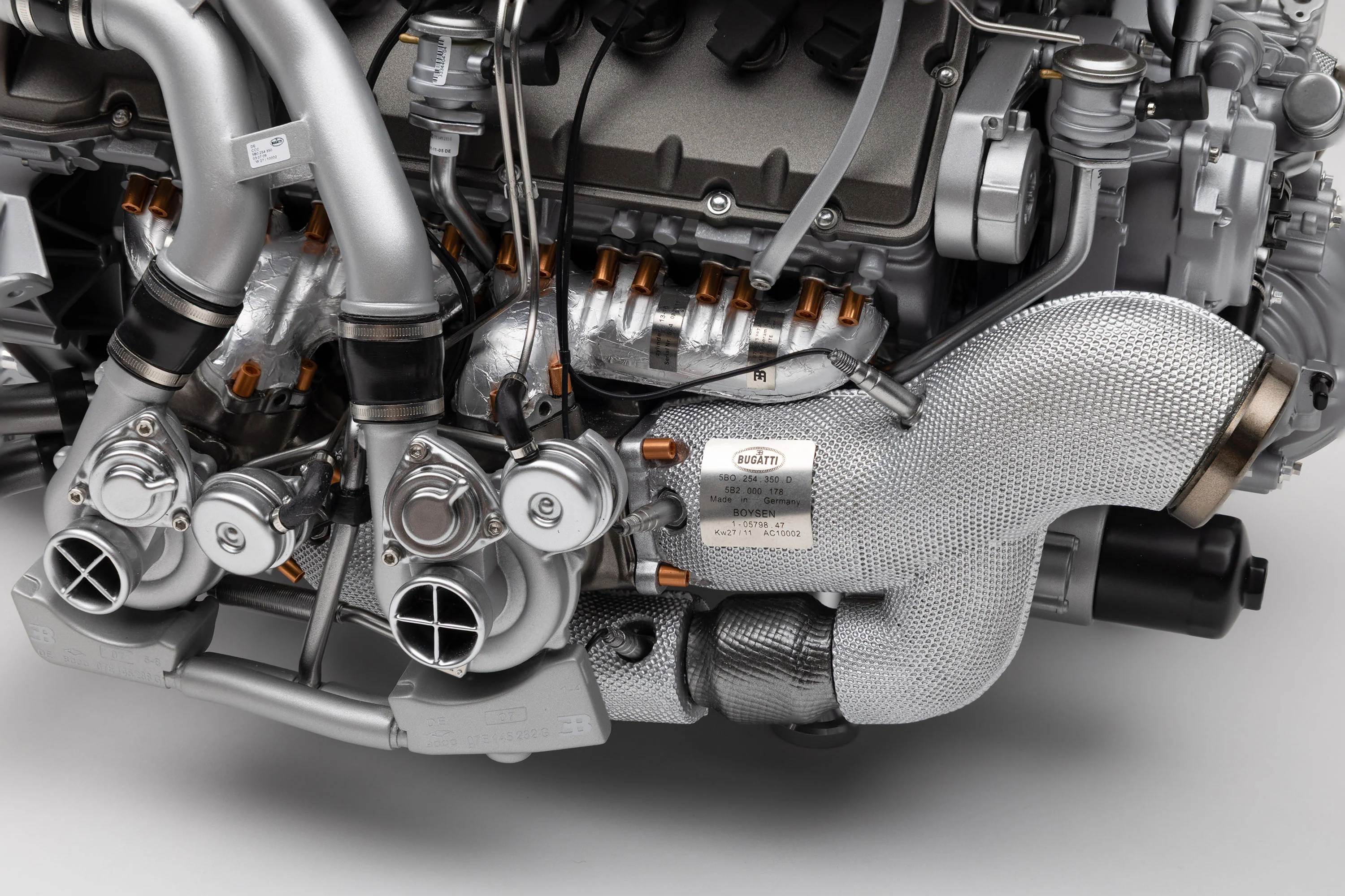 BUGATTI Veyron W16 Engine and Gearbox (2005) - Image 9