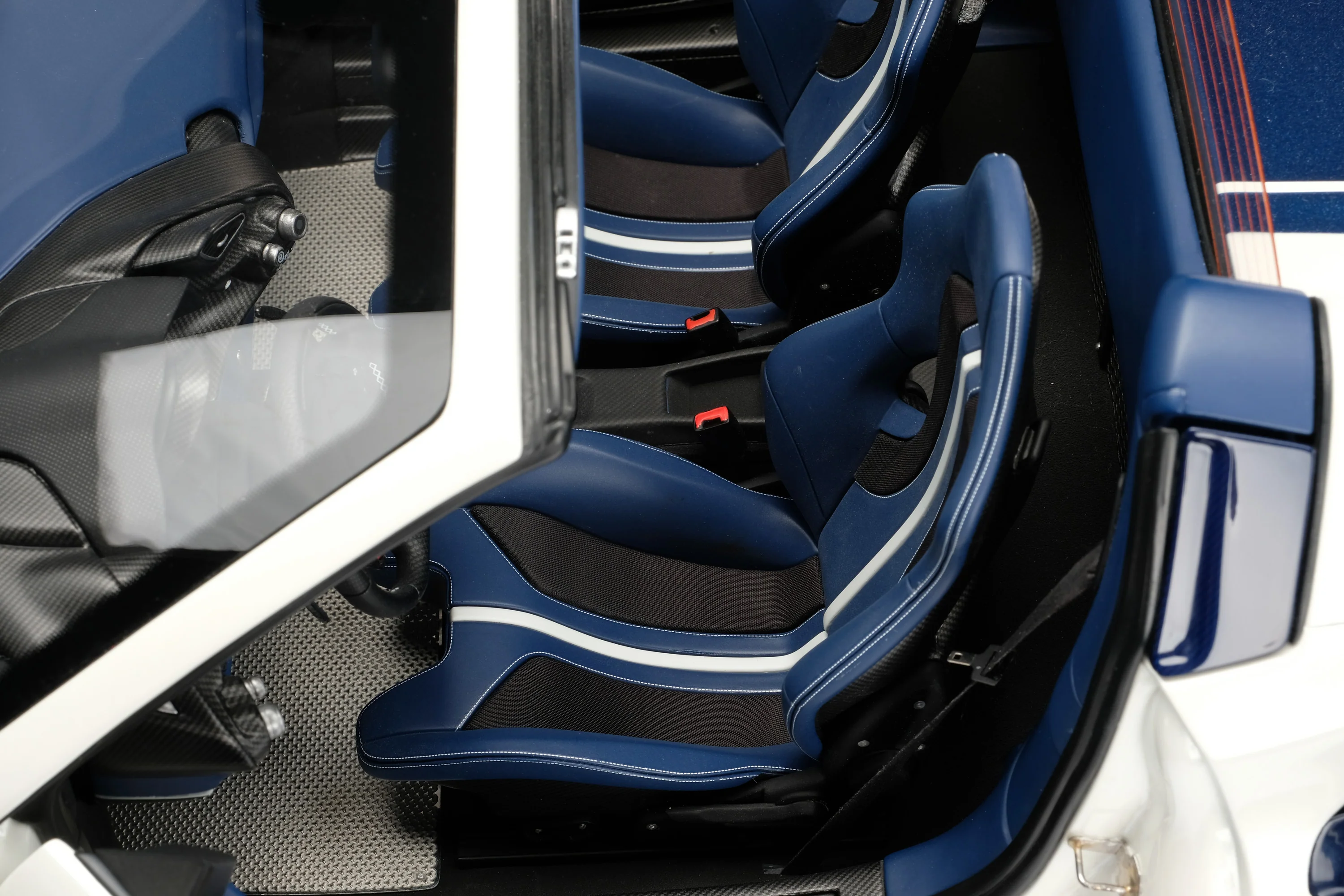 Ferrari 488 Pista Spider (2018) - Image 31