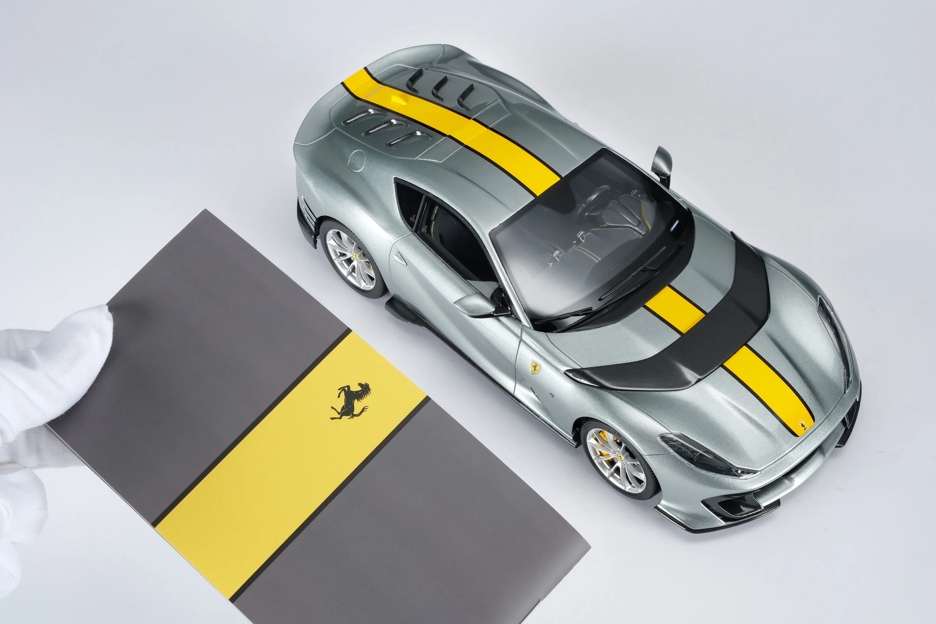 Ferrari 812 Competizione - Image 18