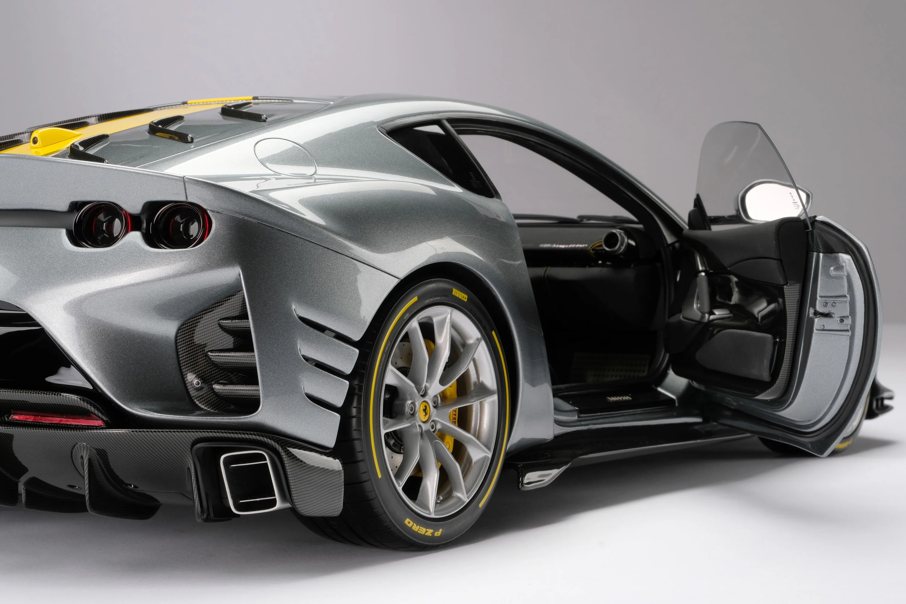 Ferrari 812 Competizione (2021) - Image 12