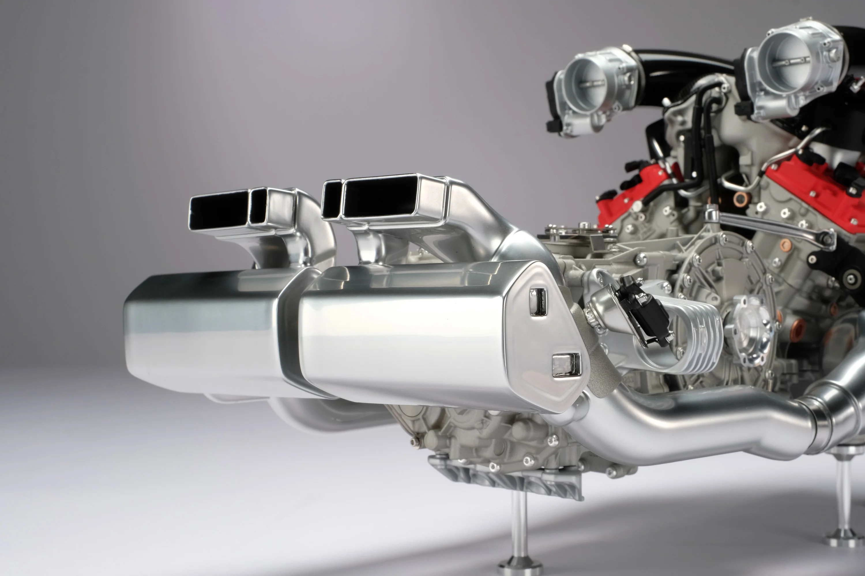Ferrari Daytona SP3 V12 F140HC Engine and Gearbox (2022) - Image 18