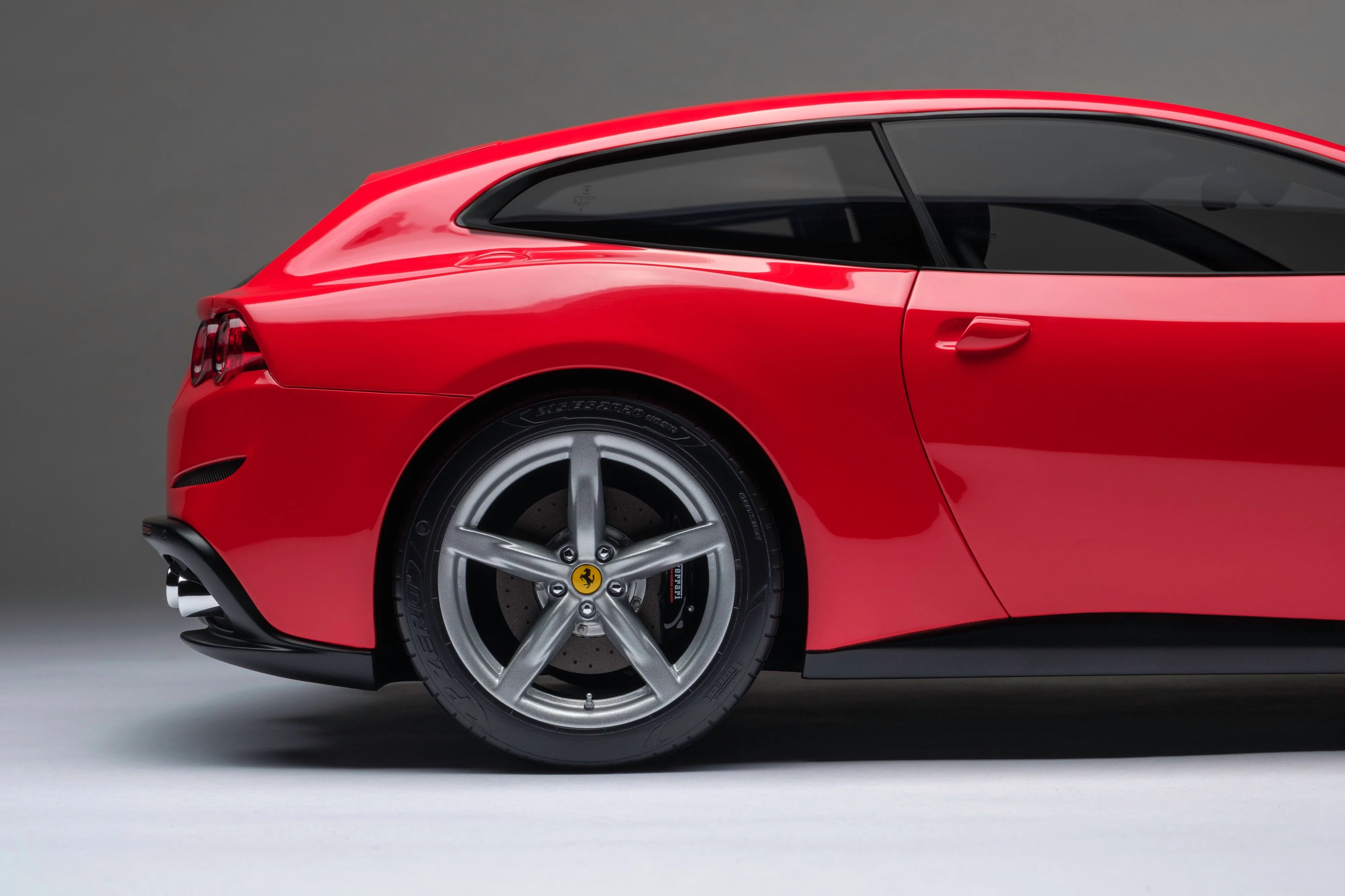 Ferrari GTC4Lusso (2016) - Image 13