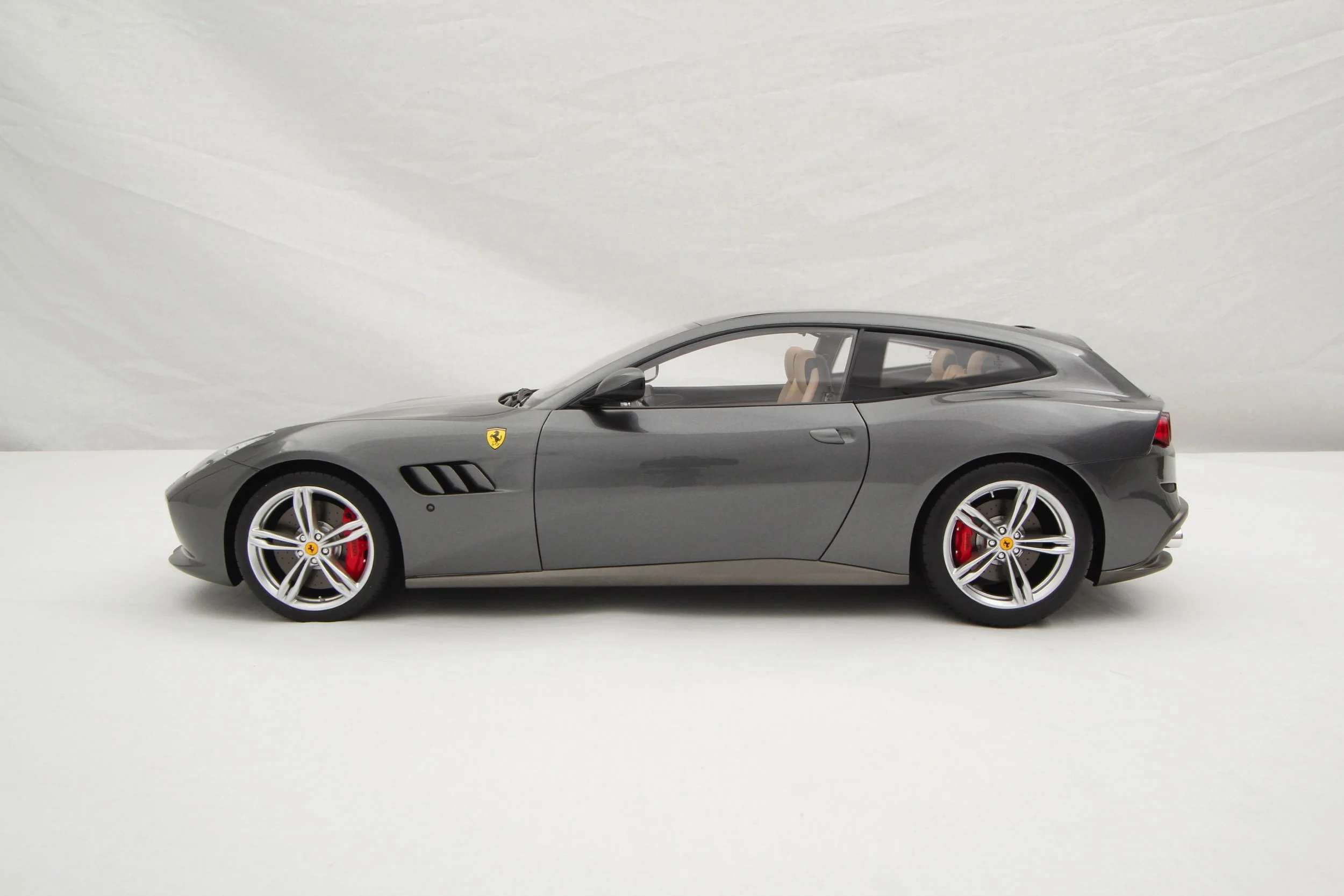 Ferrari GTC4Lusso (2016) - Image 18