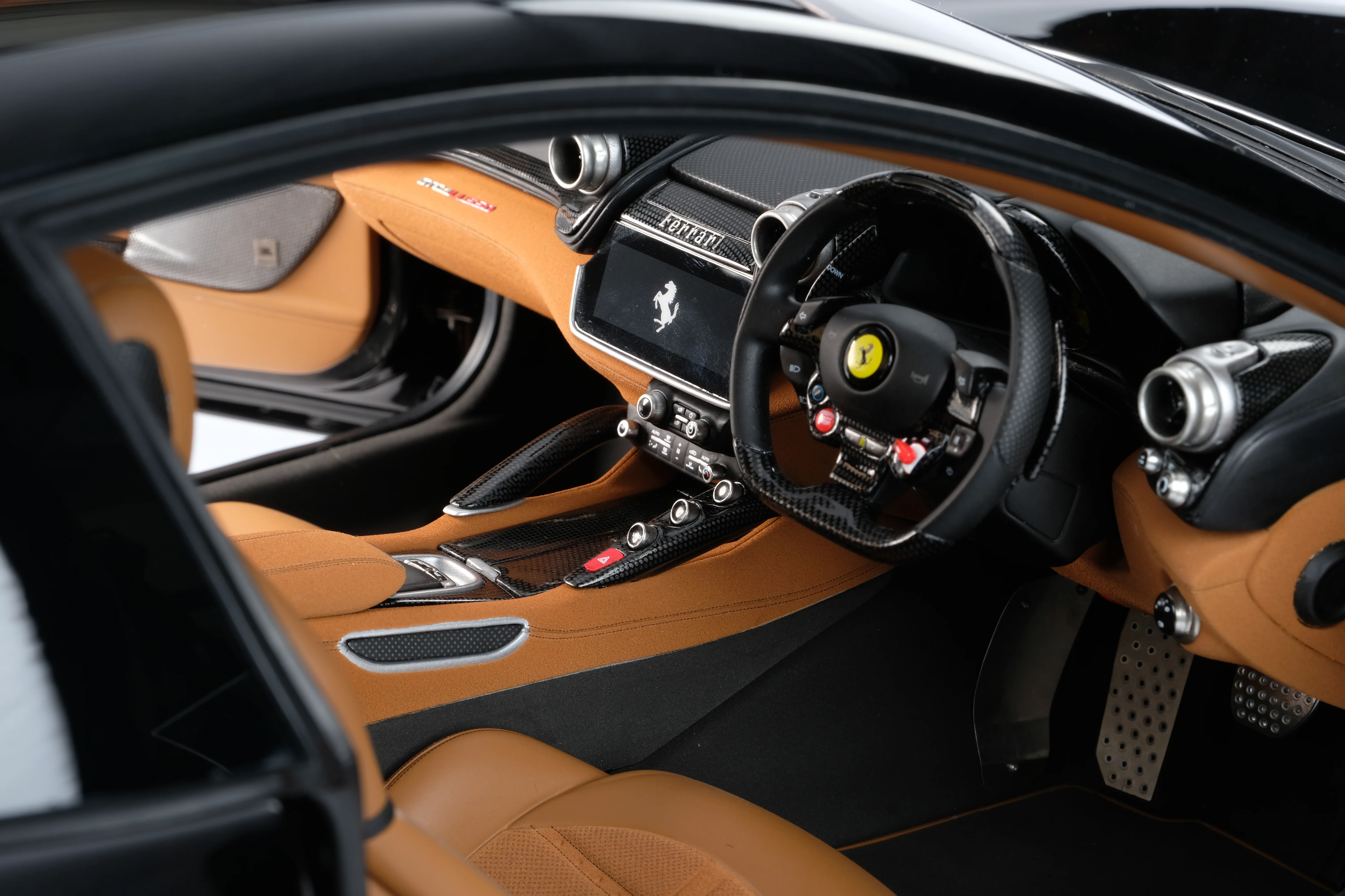 Ferrari GTC4Lusso (2016) - Image 27