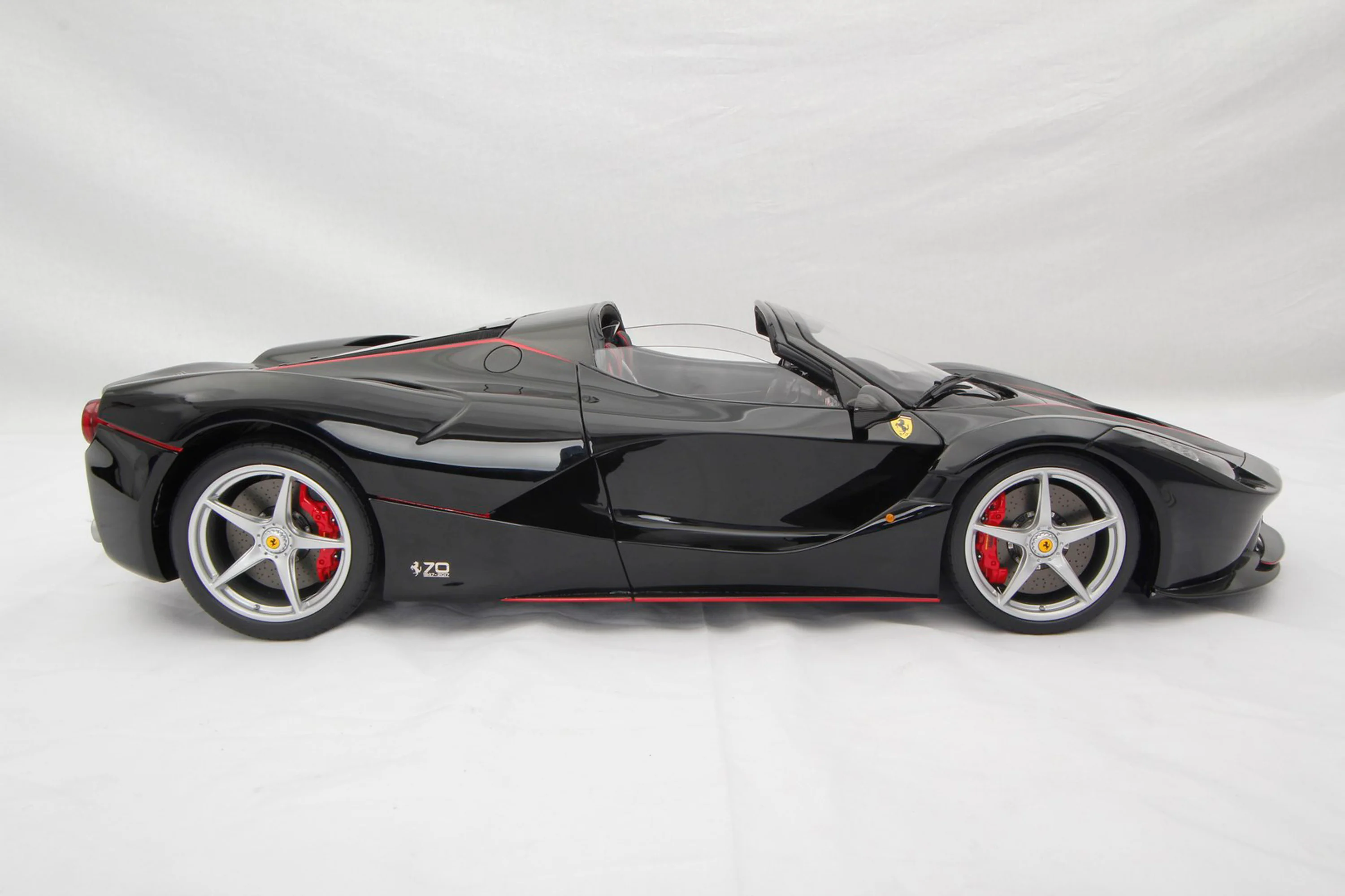 Ferrari LaFerrari Aperta (2016) - Image 17