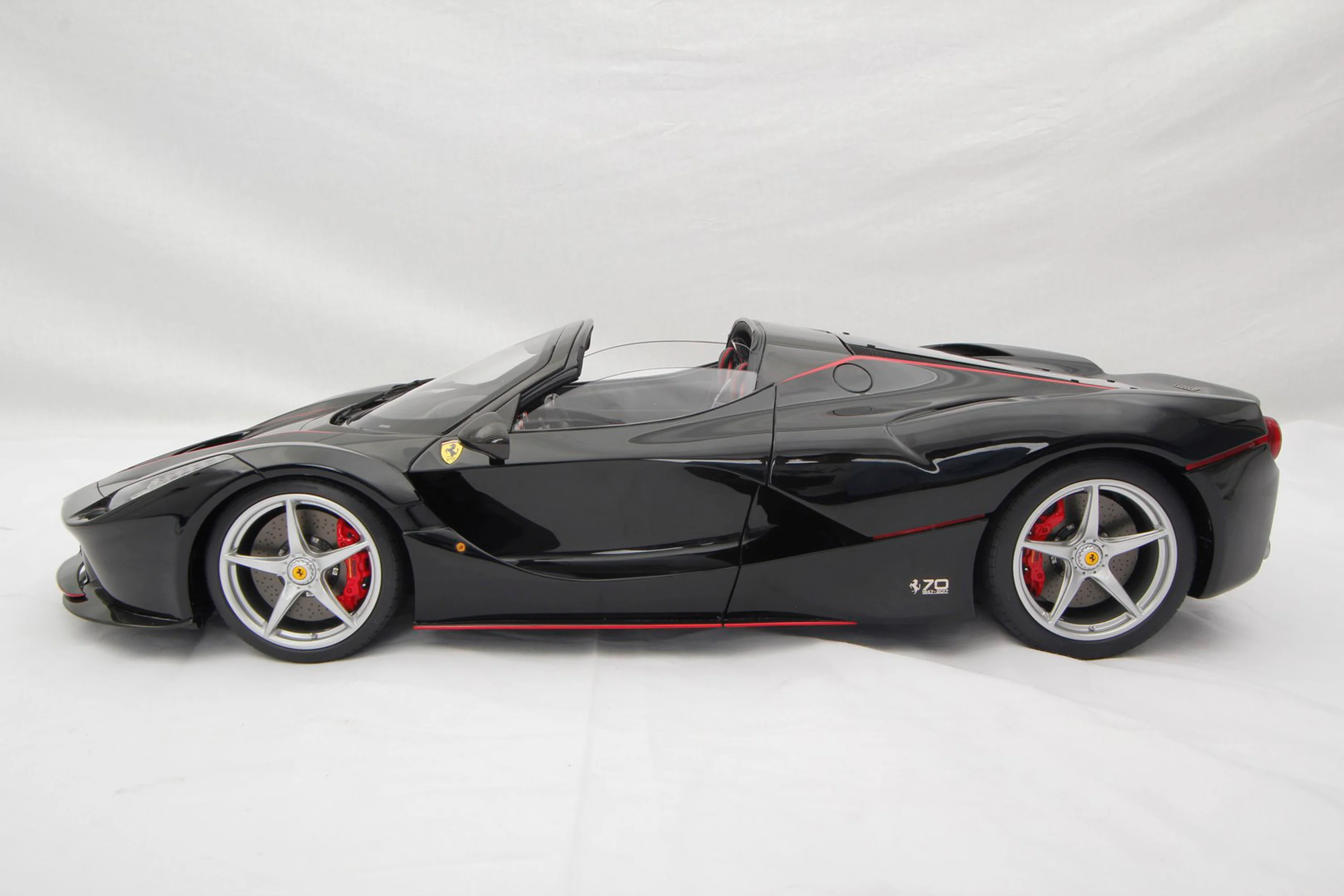 Ferrari LaFerrari Aperta (2016) - Image 18