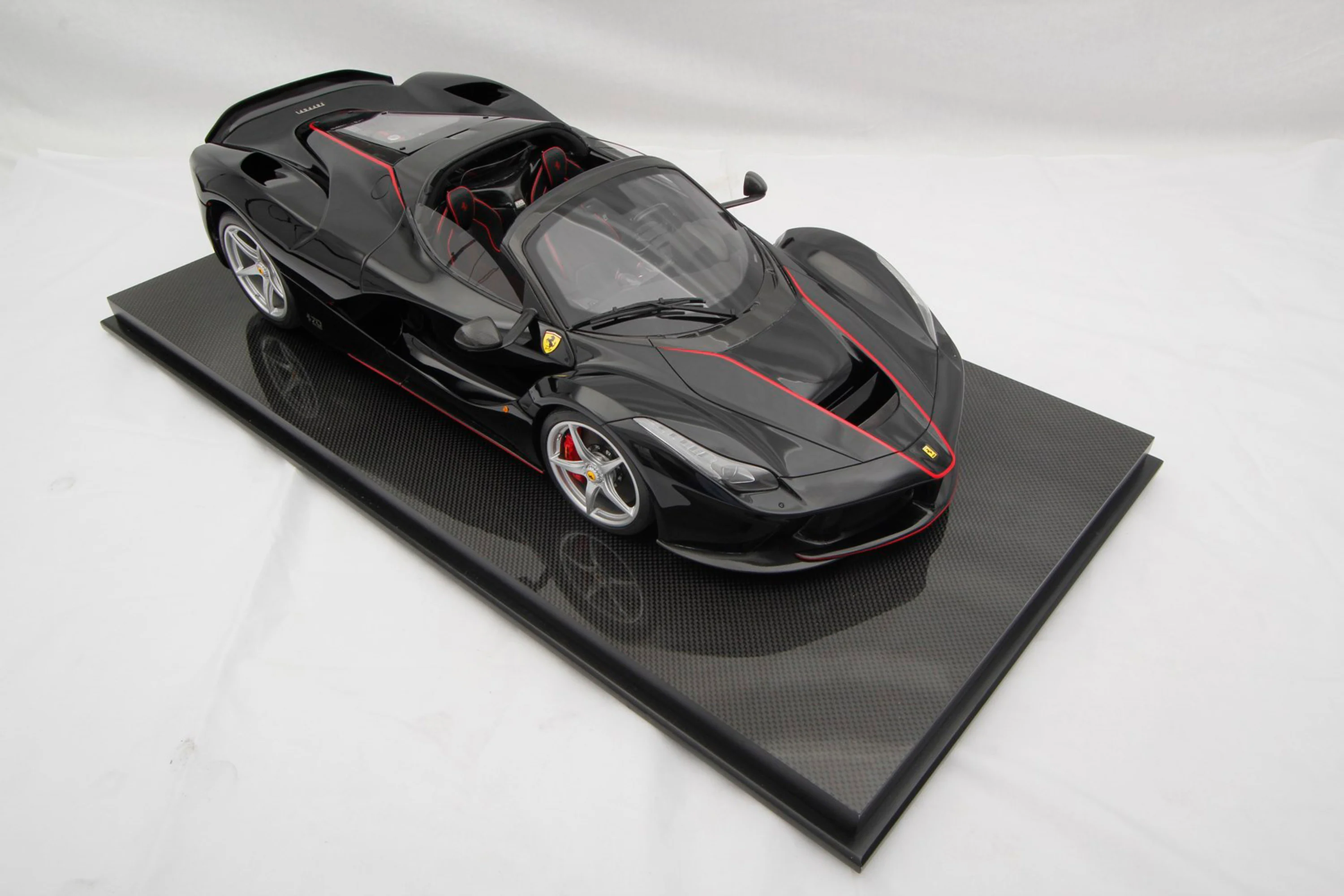 Ferrari LaFerrari Aperta (2016) - Image 21