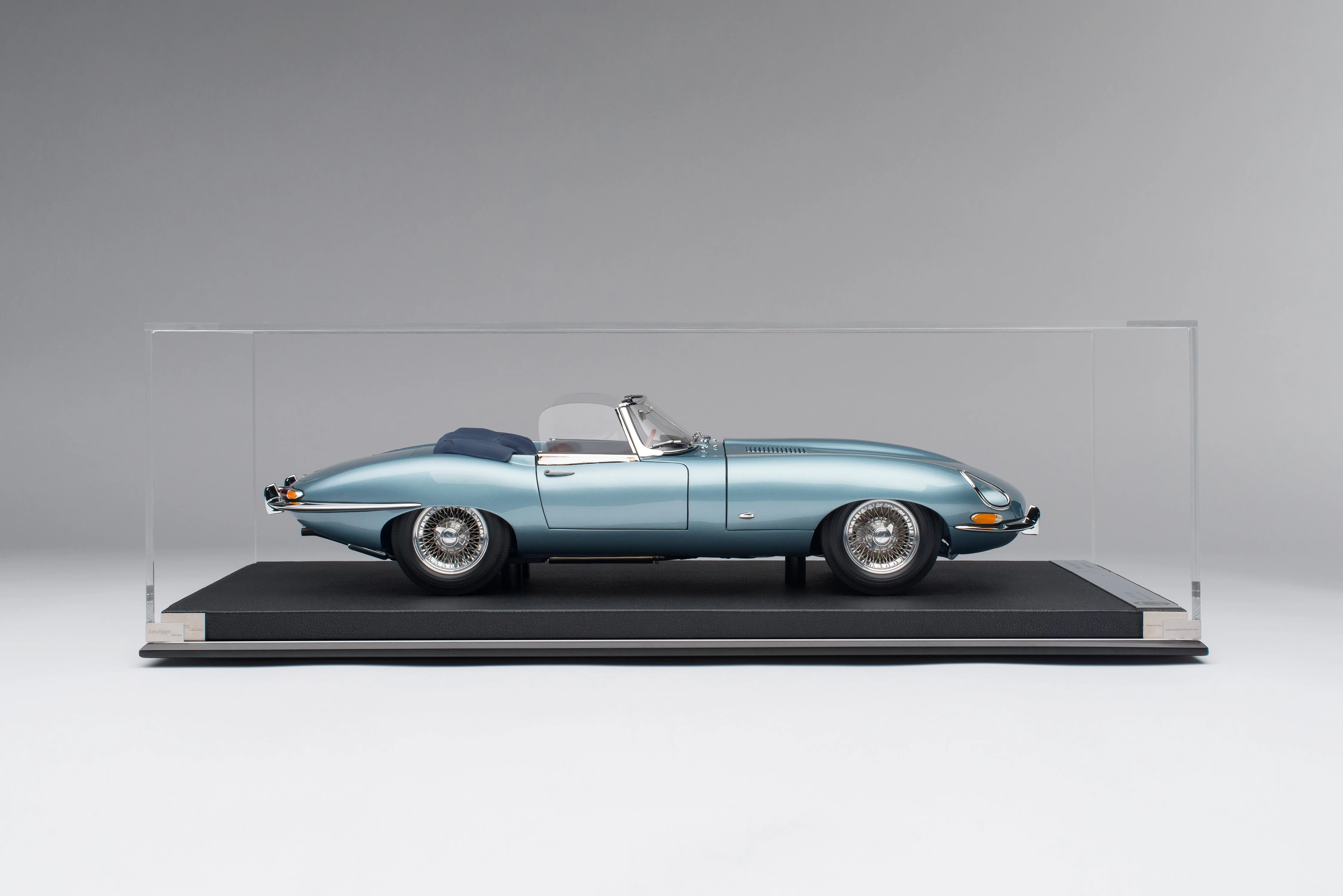 Jaguar E-type Roadster (1961) - Image 14