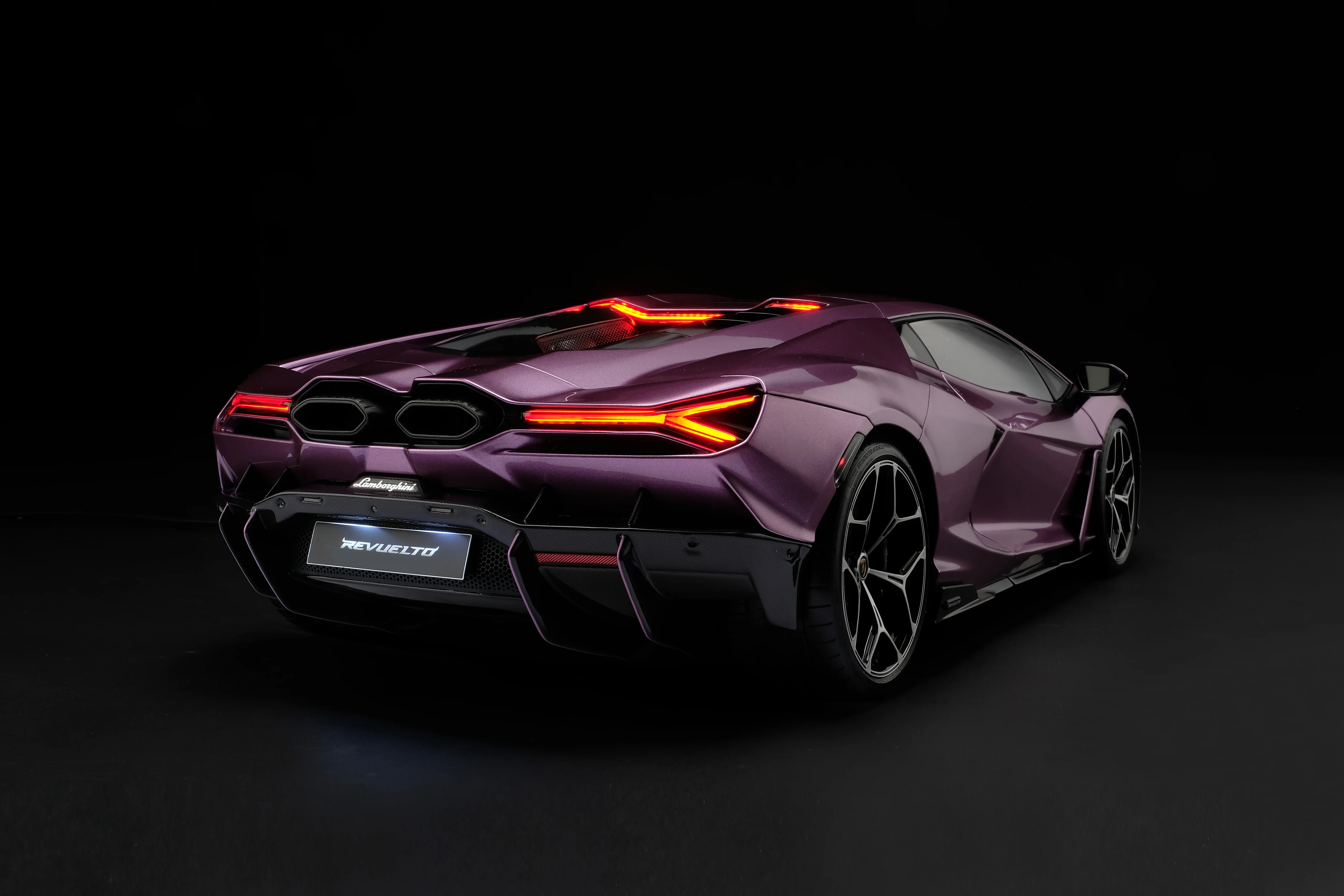 Lamborghini Revuelto (2023) - Image 10