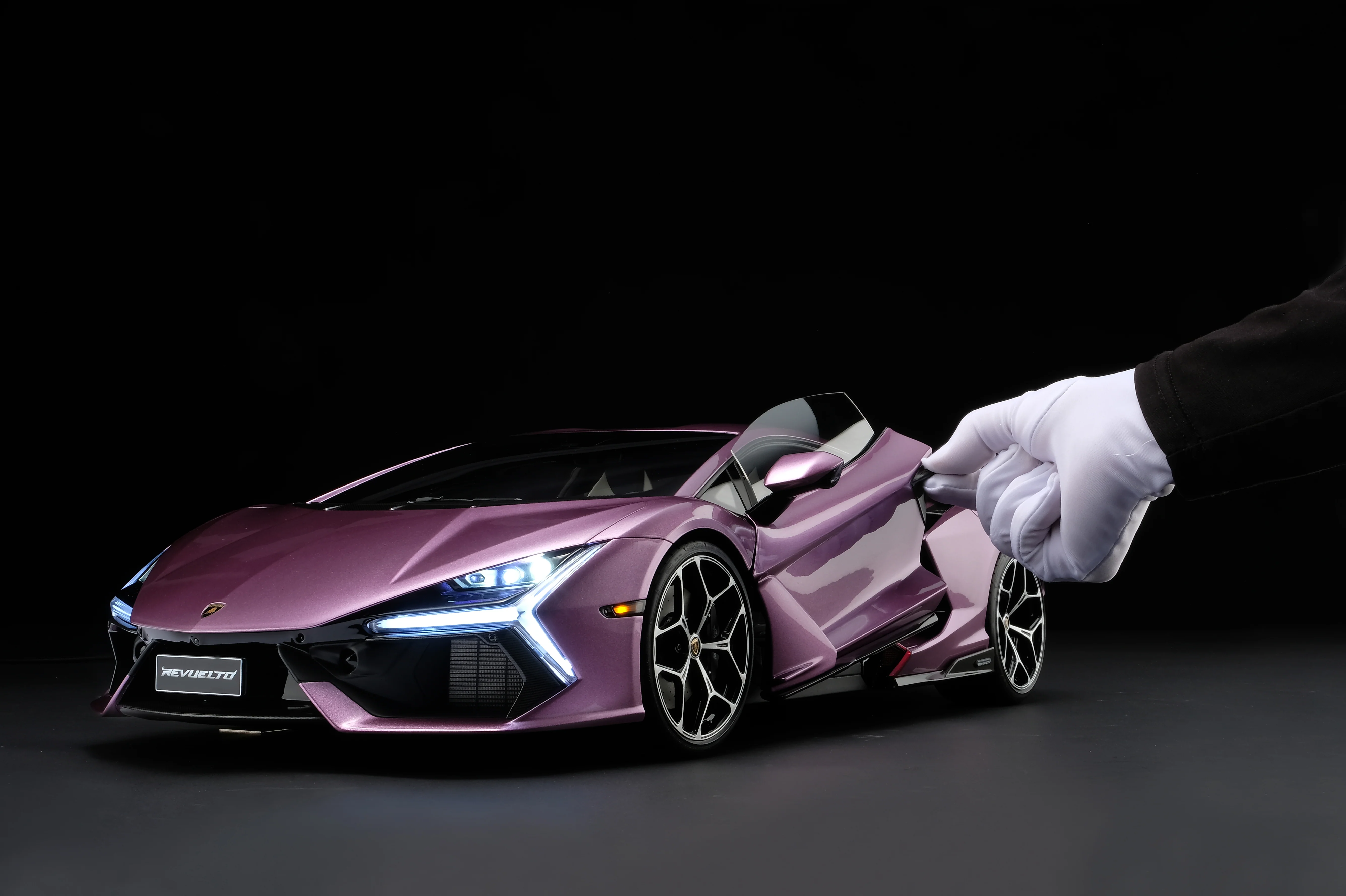 Lamborghini Revuelto (2023) - Image 8