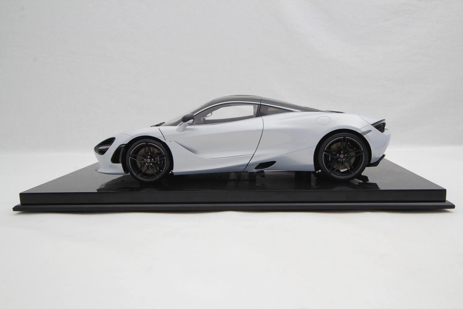 McLaren 720S (2017) - Image 10