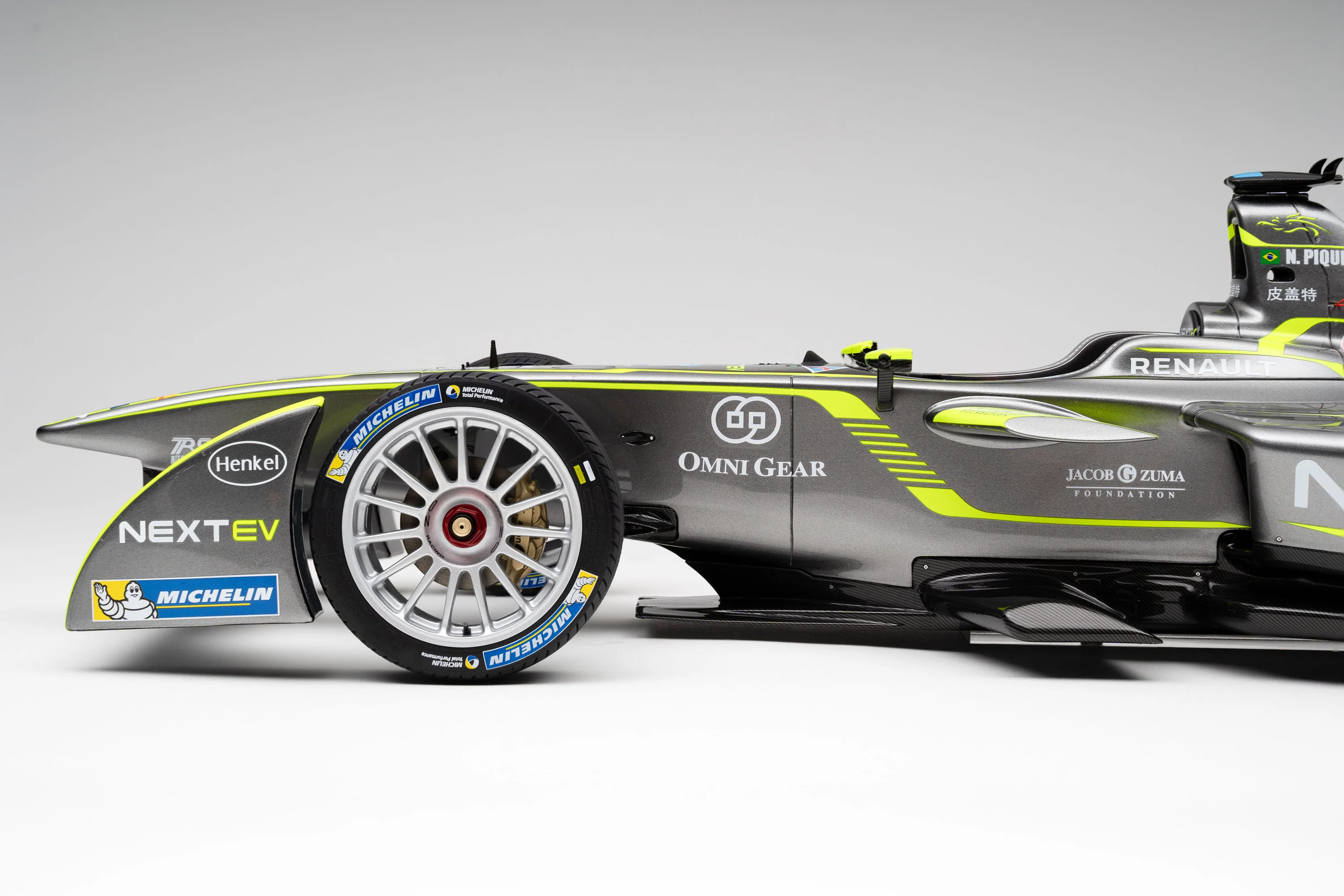 NEXTEV TCR Liveried Spark-Renault SRT_01E - 2016 London ePrix Race 2 - Piquet Jr. - Image 9