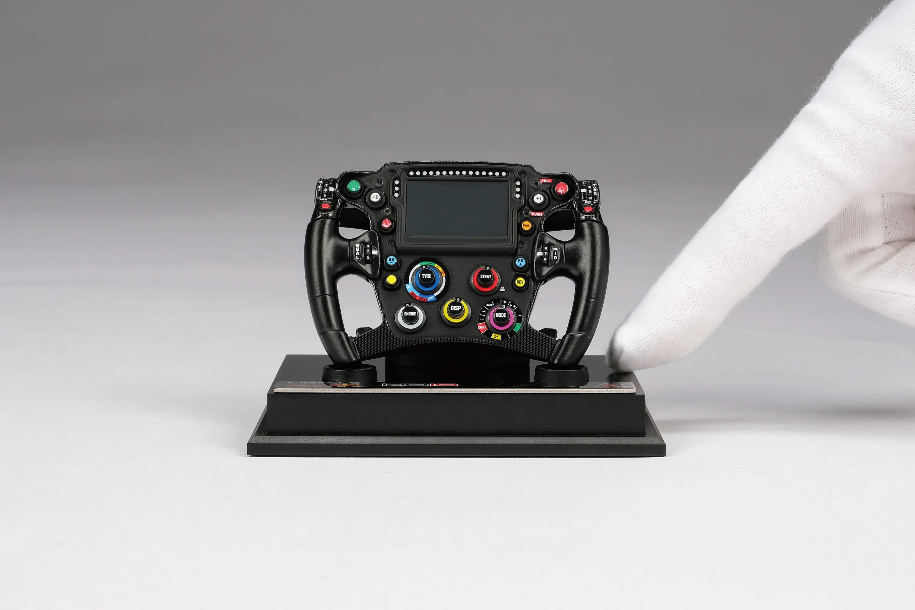Oracle Red Bull Racing RB18 (2022) Steering Wheel - Image 4