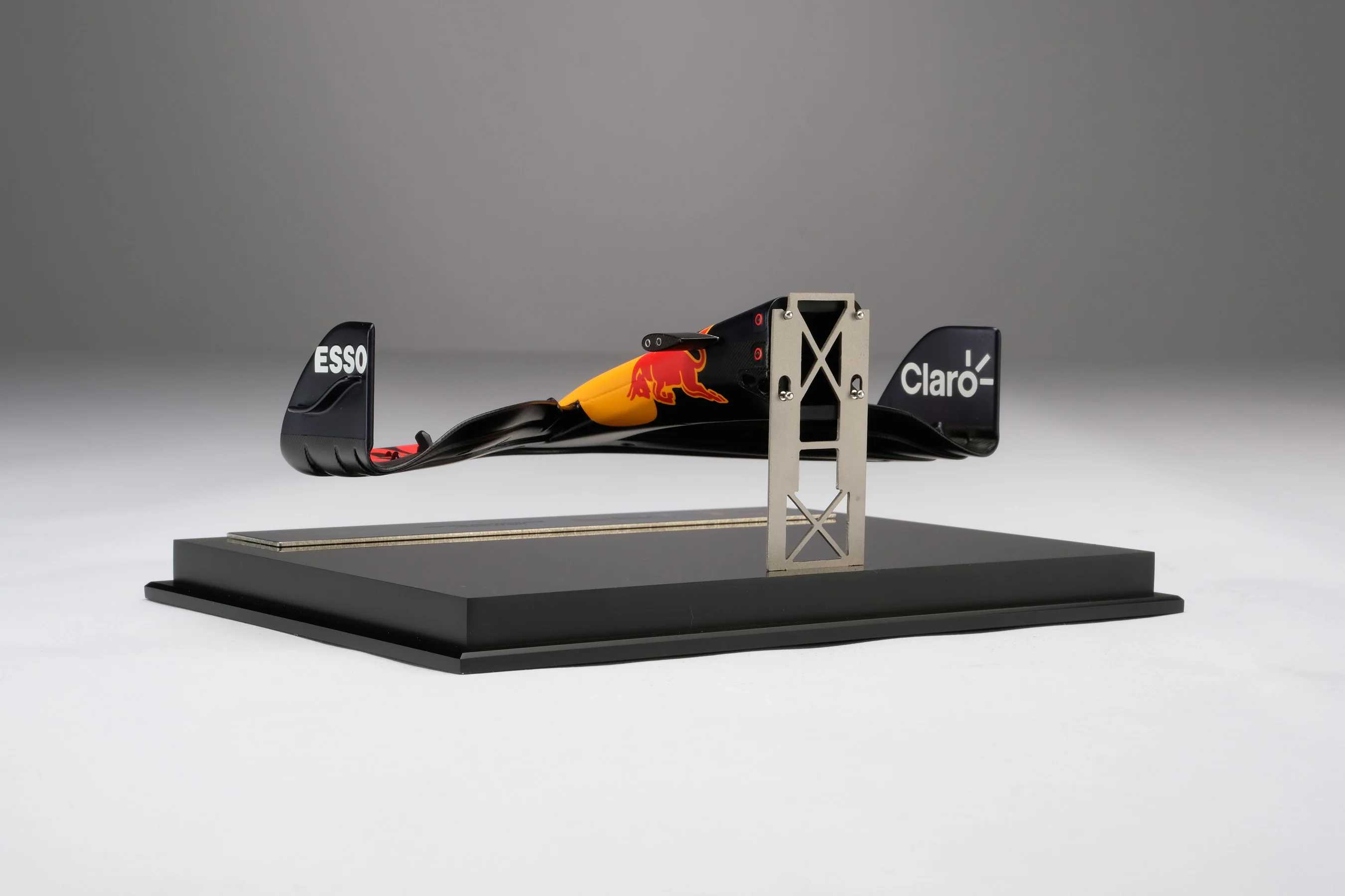 Oracle Red Bull Racing RB18 Nosecone - Image 12
