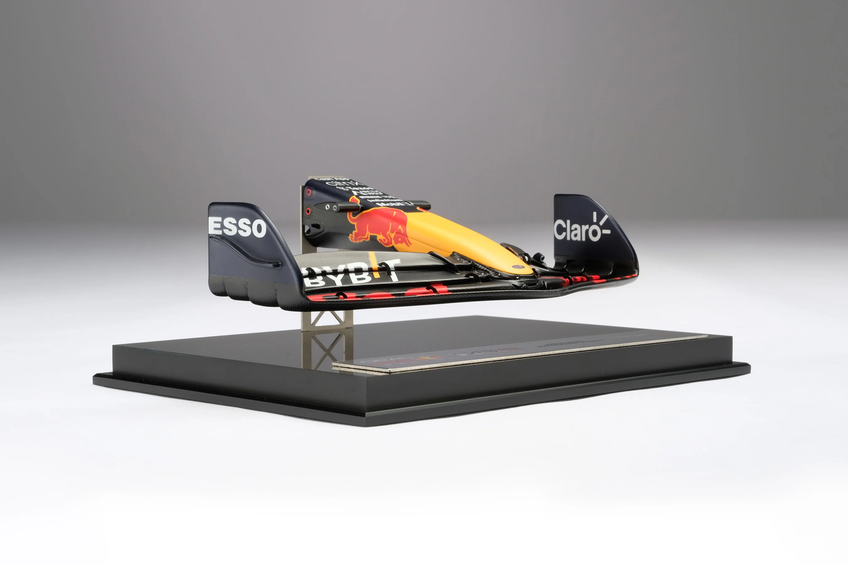 Oracle Red Bull Racing RB18 Nosecone - Image 16
