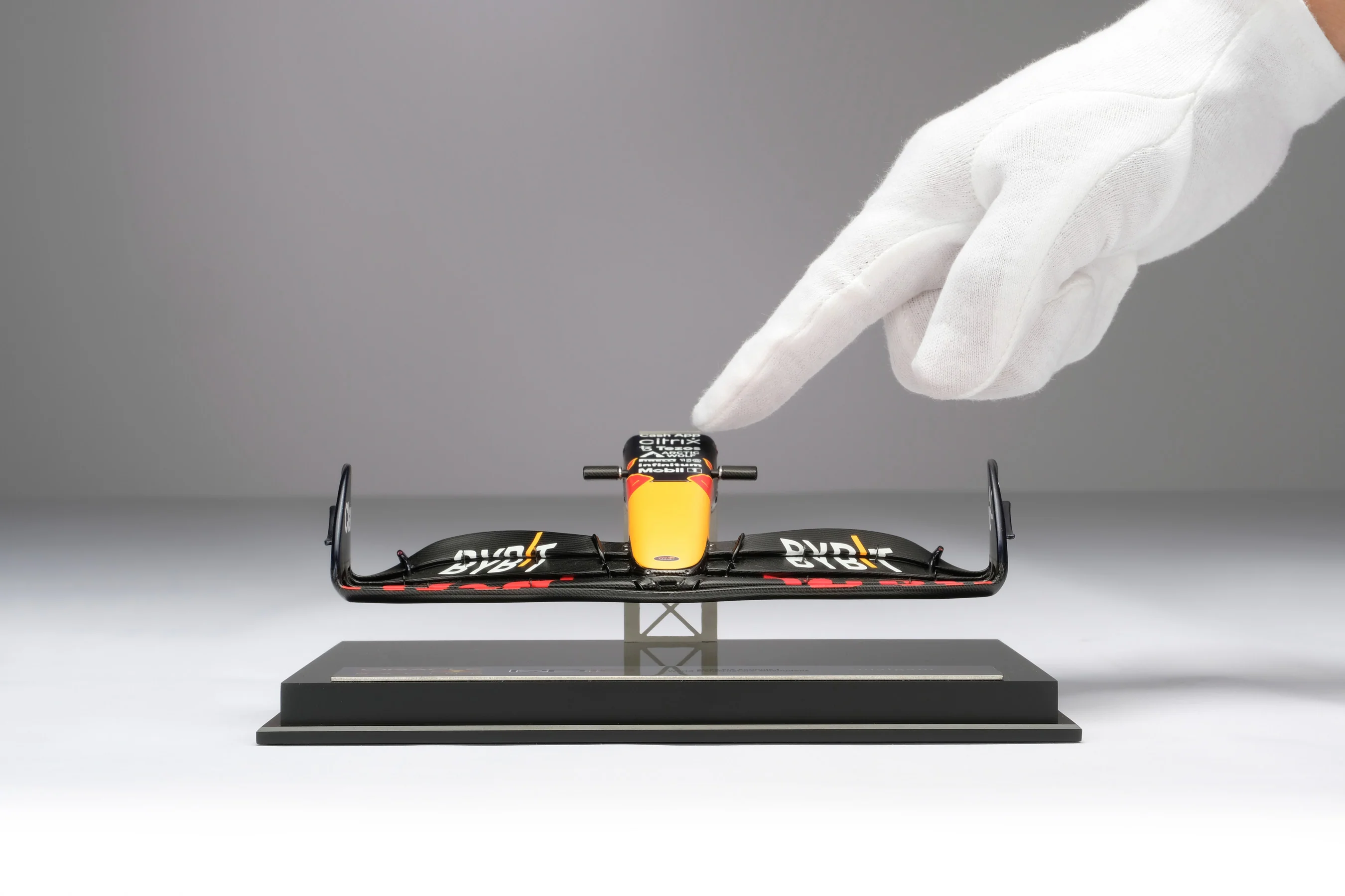 Oracle Red Bull Racing RB18 Nosecone - Image 9